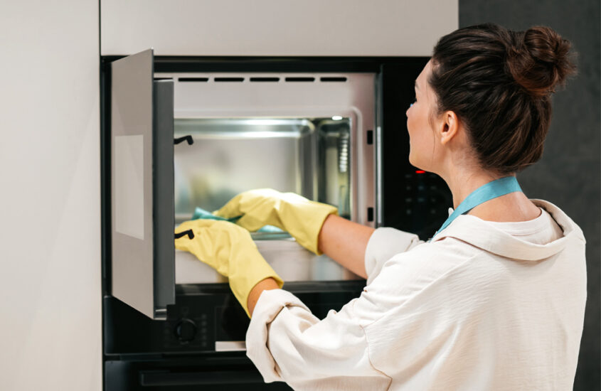 Cum sa mentii cuptorul cu microunde curat si eficient